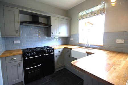 2 bedroom end of terrace house to rent - Photo 3