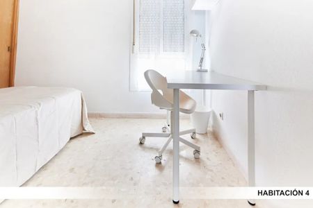 Calle Farmaceútico Murillo Herrera, Sevilla, Andalusia 41010 - Photo 3