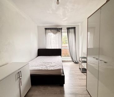 Room in a Shared House, Douglas Close, SM6 - Photo 2