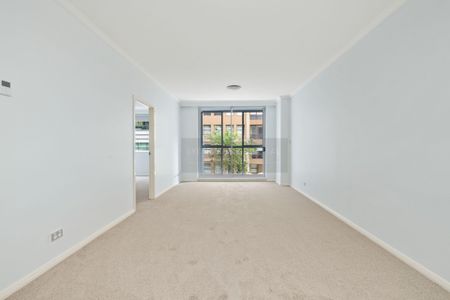 Spacious One Bedroom Apartment Plus Study & Parking - Maestri Towers - Photo 5