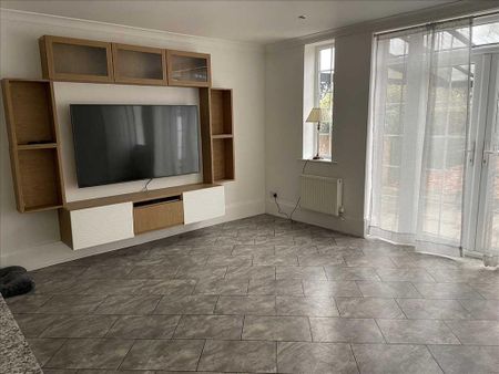 4 bedroom semi-detached house to rent - Photo 2