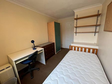 4 bedroom semi-detached house to rent - Photo 2