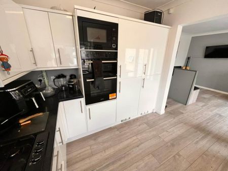 Price £575 pcm - Available Now - Furnished - Photo 4