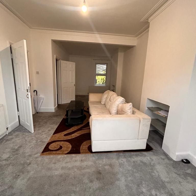 5 bedroom semi-detached house to rent - Photo 1