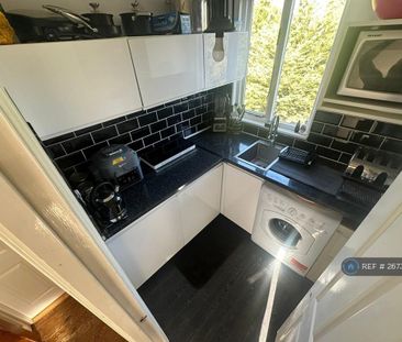 1 bedroom in a flat share to rent - Photo 4