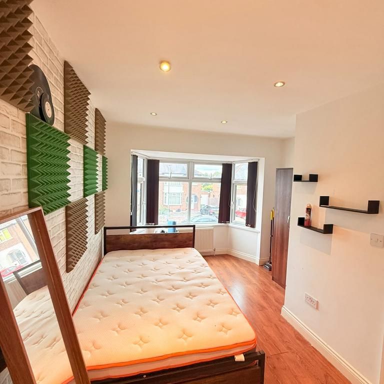 1 bedroom in a house share to rent - Photo 1