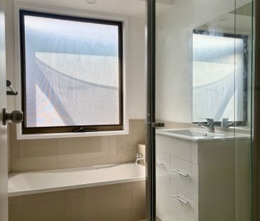 PRIVATE AND SECURE THREE BEDROOM HOME - WALK TO SHOPS - Photo 4