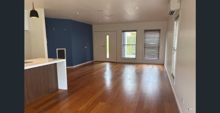 Central 2 Bedroom Townhouse - Photo 2