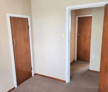 Spacious Family Home in Prime Location – Vardon This tidy three-bed... - Photo 5