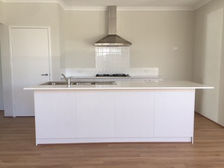 Modern, luxurious and newish house in a fabulous location! Extremely accessible, close to amenities and Curtin University! - Photo 4