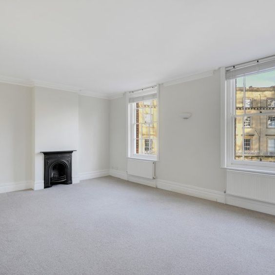 3 Bed Flat - Photo 1