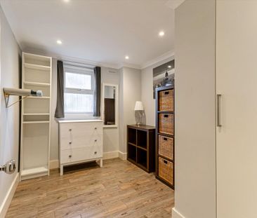 An immaculate two bedroom flat in a handsome period building on Richmond Hill. - Photo 2