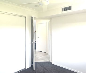 3 BED 2BATH TOWNHOUSE WITH FULLY DUCTED AIR-LAWNED BACKYARD OVERLOO... - Photo 1