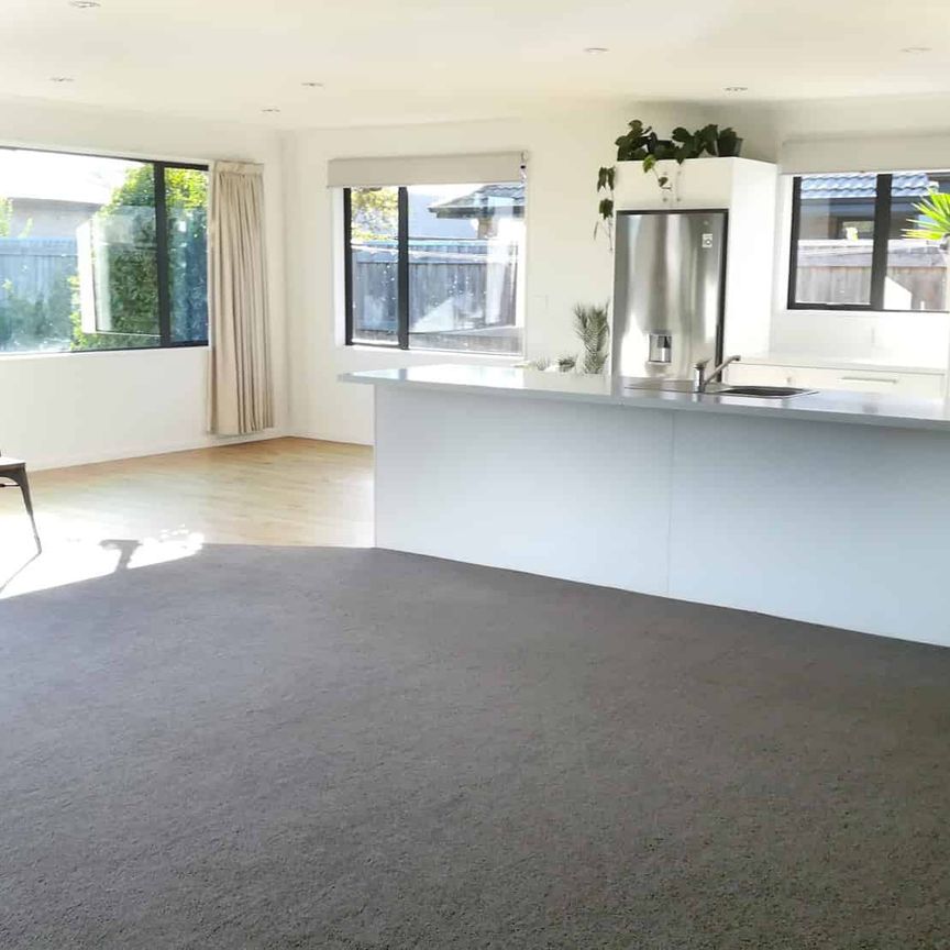 Large, Modern, 4 bedroom, close to town - Photo 1