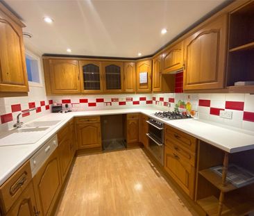 Stringfellow Mews, Holyrood Street, Chard, Somerset, TA20 - Photo 2