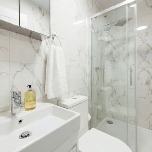 2 Bed Flat, Empress Avenue, IG1 - Photo 2