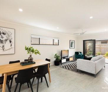 FOUR BEDROOM 2 BATHROOM TOWNHOUSE WITH SINGLE LOCK UP GARAGE & COVE... - Photo 2