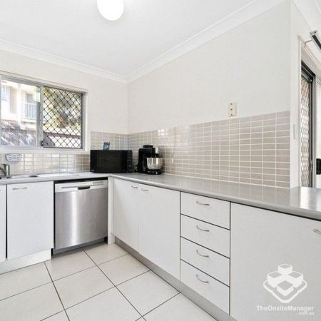 Walking to Woolworths Shopping center - Photo 2