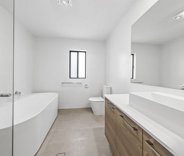 Modern Family Home in Prime Gledswood Hills Location - Photo 5
