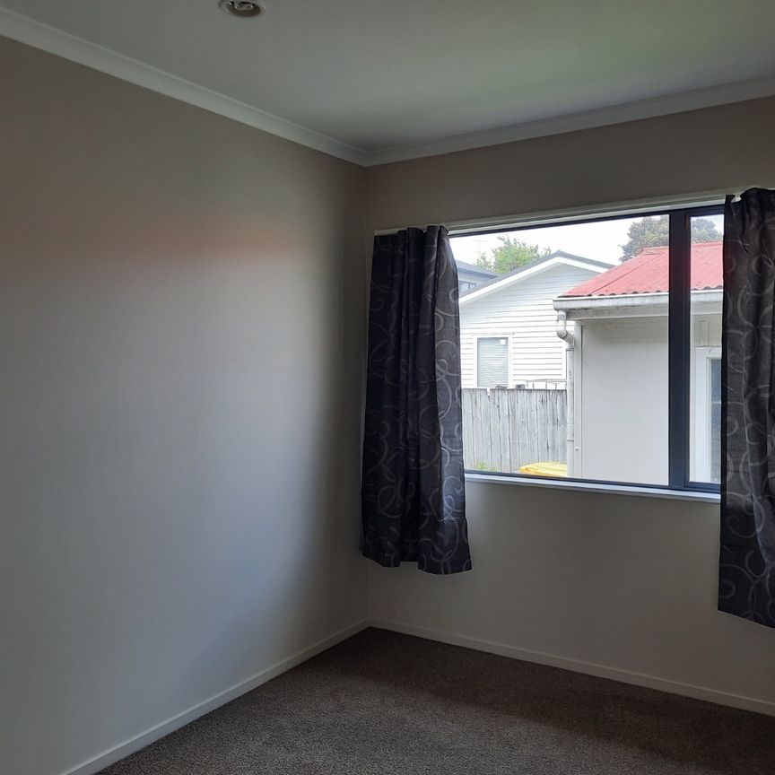 Kelston, Auckland - Photo 1