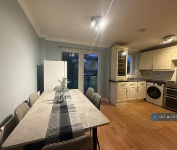 3 bedroom semi-detached house to rent - Photo 5