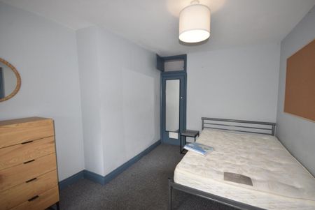 3 bedroom flat to rent - Photo 2