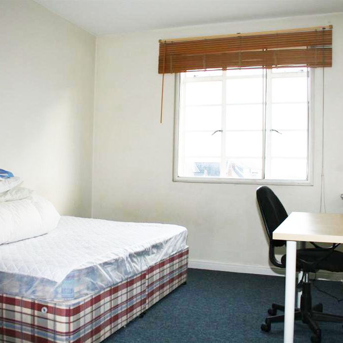 Latymer Court, Hammersmith Road, Hammersmith, London, W6 - Photo 1