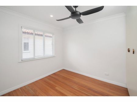 Beautifully Renovated - Brand New Open Plan Kitchen - Photo 3