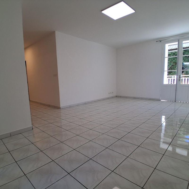 Location Appartement 3 pièces 83m² ST PIERRE 97410 - Photo 1