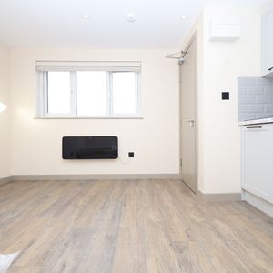 Studio Flat, Laleham Road, SE6 - Photo 2