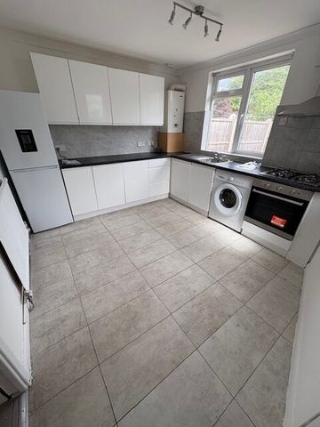 Northumberland Crescent, Feltham - Photo 3
