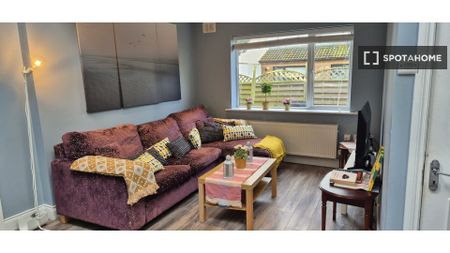Room in shared 4-bedroom flat for rent in Whitehall, Dublin - Photo 3