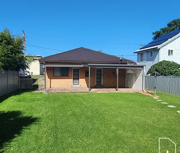 Ideal Family Home With A Pool - Photo 6