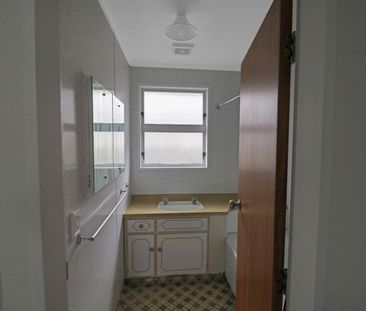 Central Hutt - Photo 4