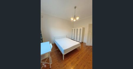 Spacious lounge area & Separate sunroom & Large gas-equipped kitchen & Great Location & Convenient Lifestyle! SHARED PROPERTY WITH 2 GIRLS. GIRLS ONLY - Photo 3