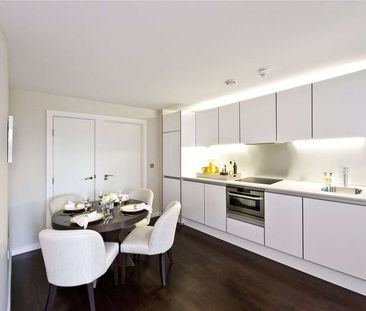 Unbeatable central Islington location, set in a private development with concierge, a contemporary one bedroom apartment with dark wooden floors. - Photo 4