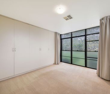 SPACIOUS MODERN TOWNHOUSE - Photo 4