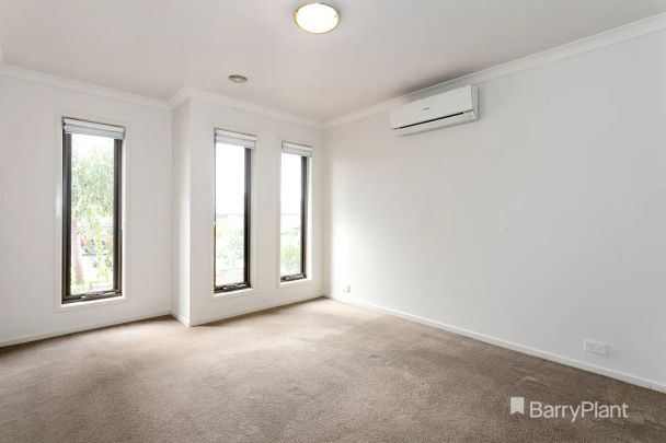 “Charming Family House” - Photo 1