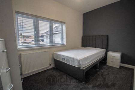 1 bedroom in a house share to rent - Photo 2