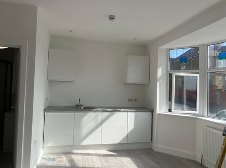 5 Bed Semi-Detached House, Hill House Road, SW16 - Photo 2