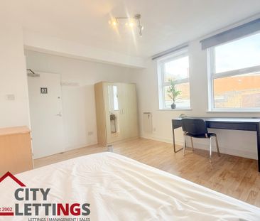 4 Bedroom Mid Terraced House - Photo 3