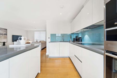 Beautiful duplex apartment, 2 bedrooms 2 bathrooms, newly redecorated and presented in excellent condition throughout. Enviable location in central Westminster. - Photo 2