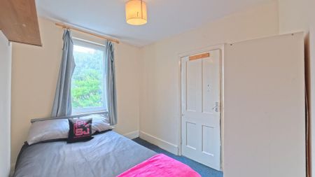 4 bedroom end of terrace house to rent - Photo 3