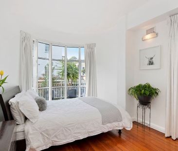 Renovated 2 bedroom unit with polished boards, opposite Edgecliff Centre - Photo 4