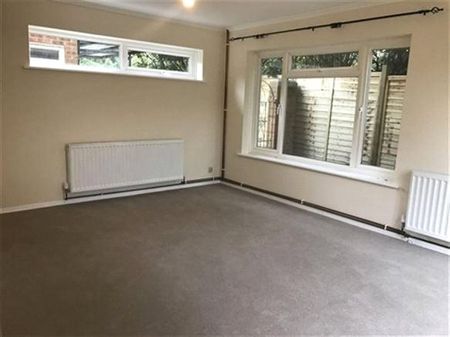 4 bedroom House in Commons Road, Wokingham - Photo 3