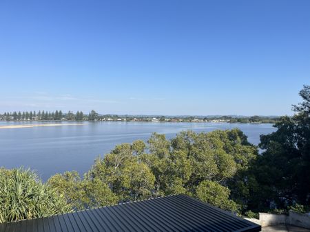 Stunning modern 2 bedroom studio with incredible water views - Photo 4