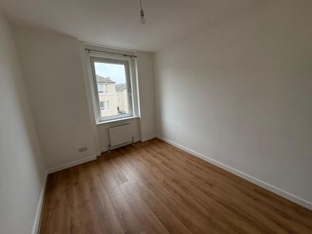 3 bedroom flat to rent - Photo 4