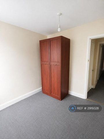 4 bedroom semi-detached house to rent - Photo 4