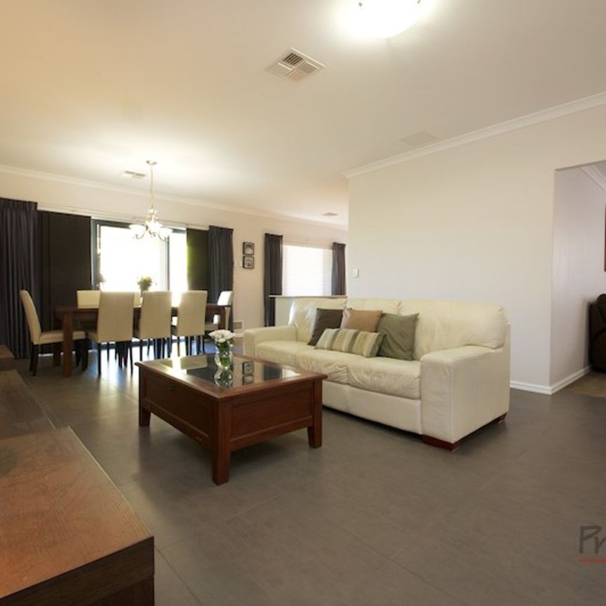 Beautifully spacious in fantastic & highly convenient location!!! - Photo 1