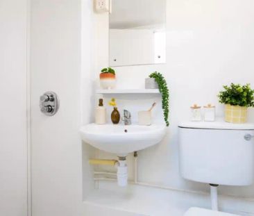 Large High Double Ensuite - Photo 5